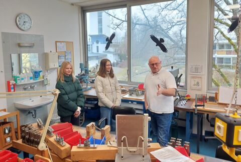 Berufstherapeut Urs Jäger gab den Schülerinnen einen Einblick in die verschiedenen Bereiche der Berufstherapie und die dazugehörende Arbeitsförderung. Bild: T. Kranz